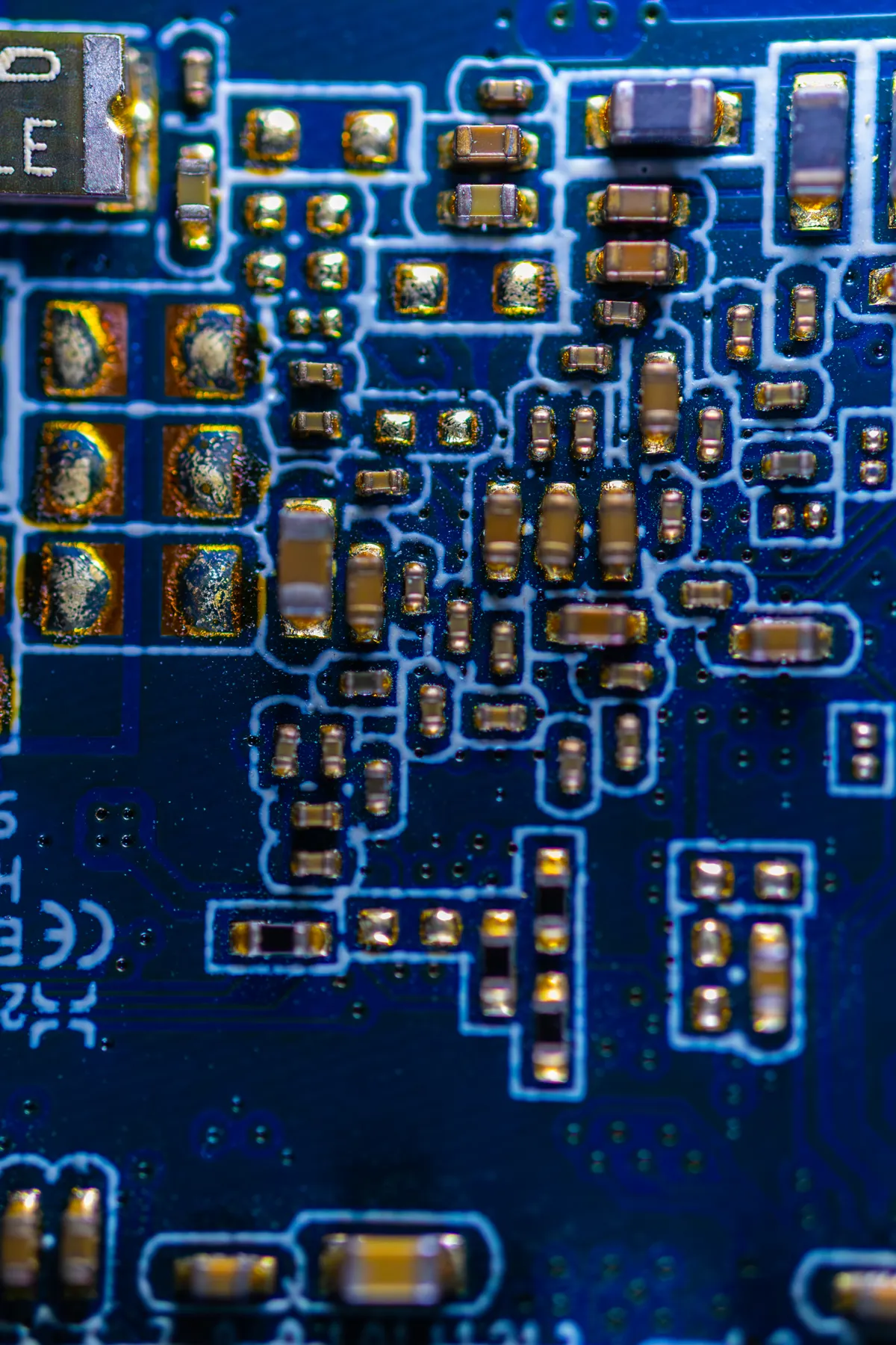 Nahaufnahme einer blauen Platine mit elektronischen Bauteilen