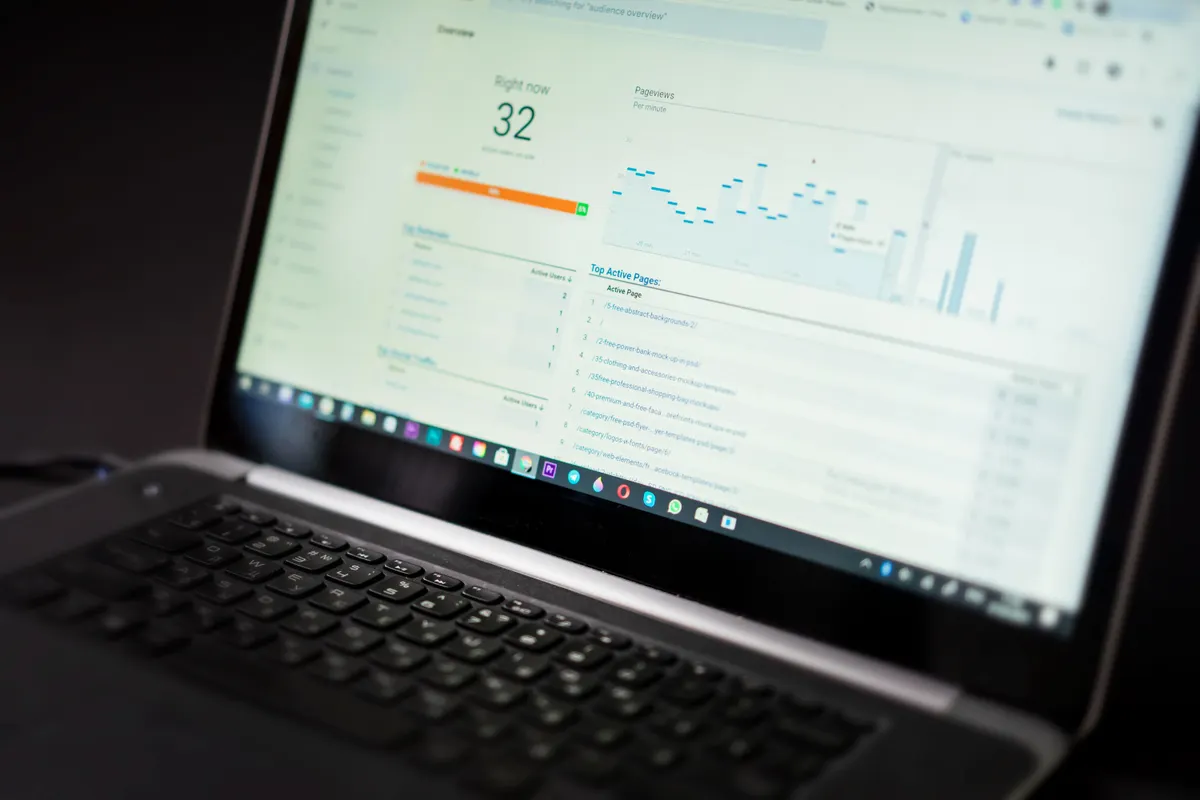 Laptop mit Analyse-Dashboard in dunkler Umgebung