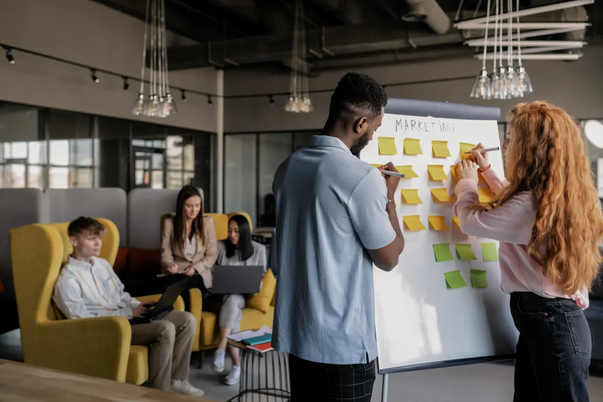 Workshop an einem Whiteboard mit Haftnotizen