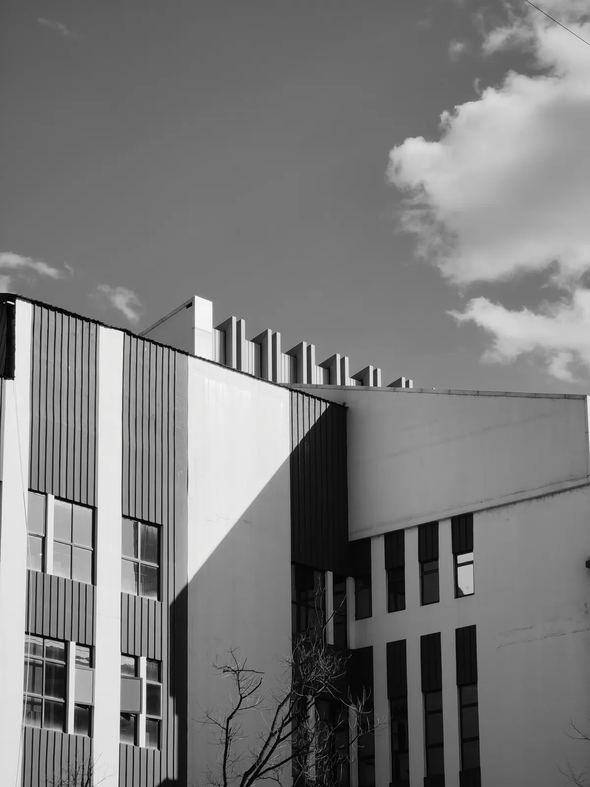 Moderne, minimalistische Architektur mit klaren Schattenlinien